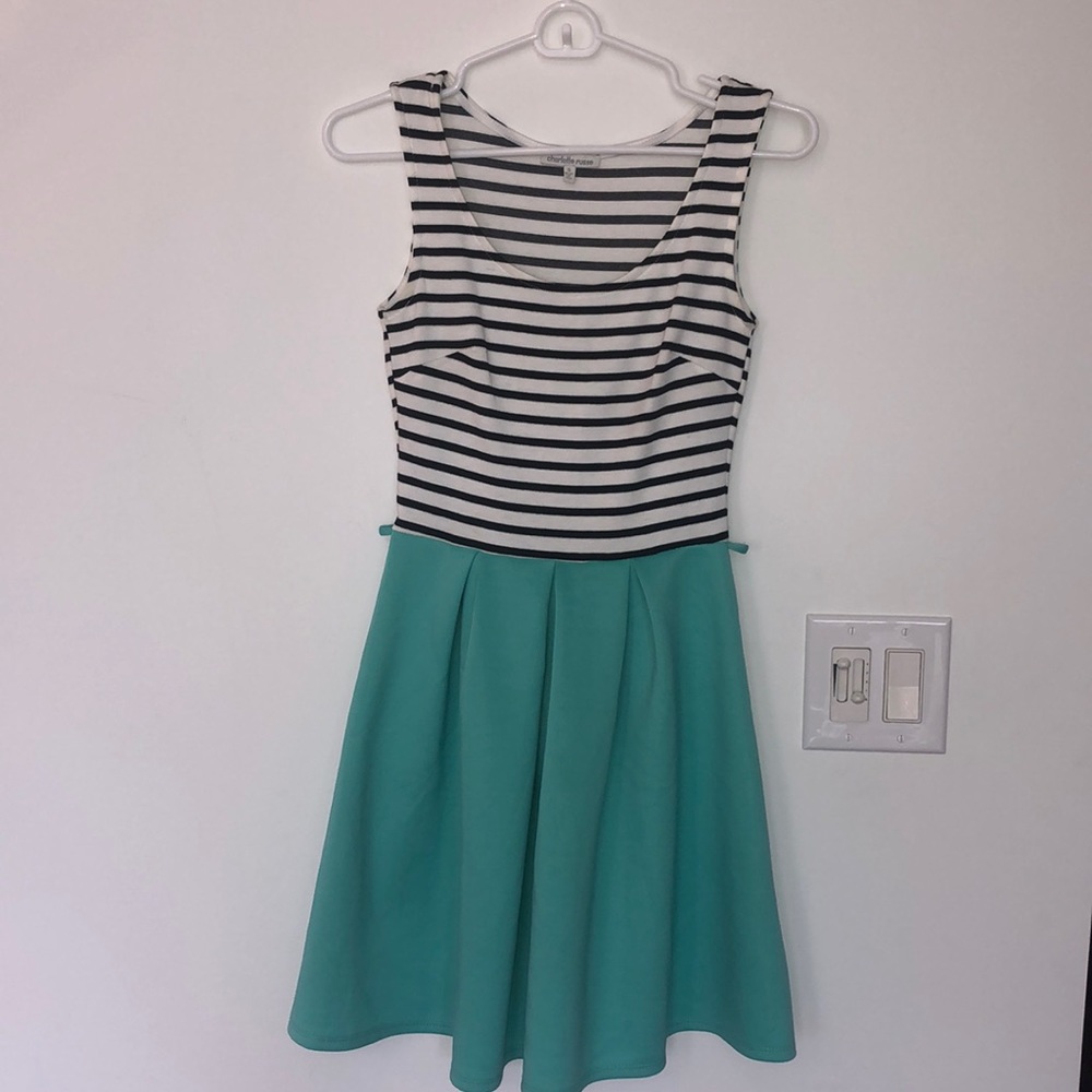 Pretty spring dress with optional belt loop 👗
